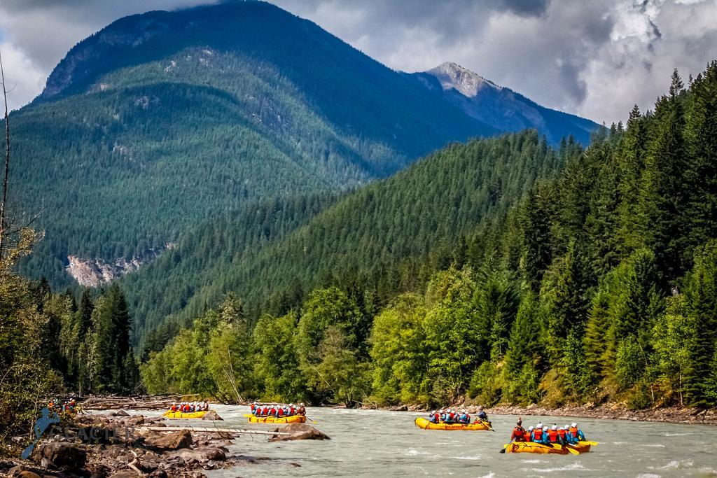 Whitewater Lodge Голдън Екстериор снимка