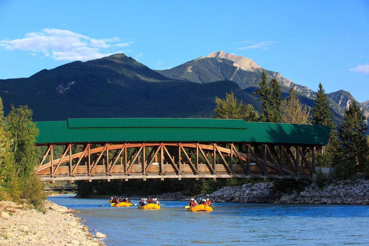 Whitewater Lodge Голдън Екстериор снимка