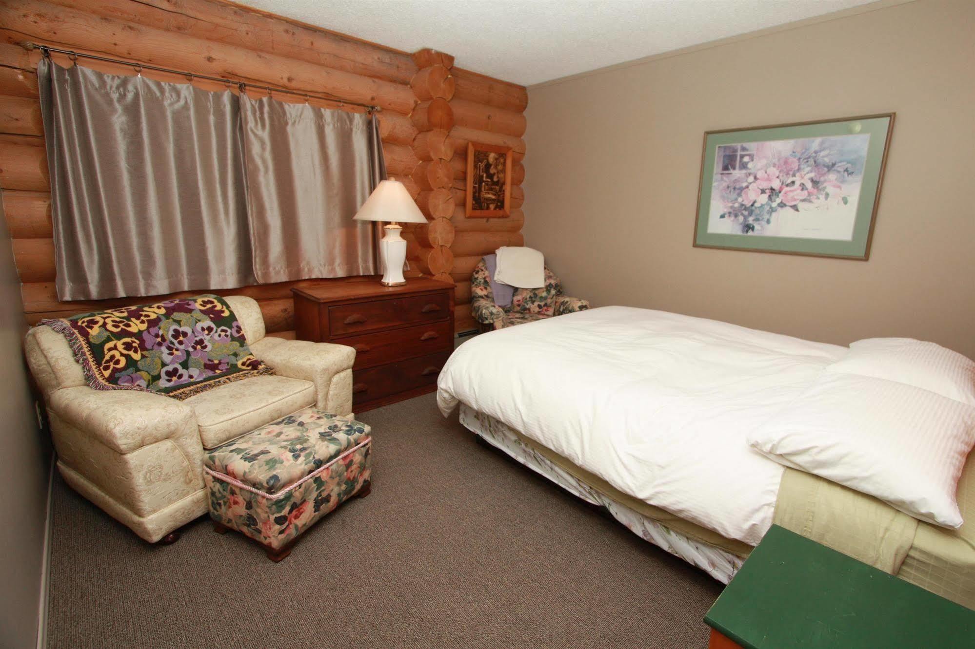 Whitewater Lodge Голдън Екстериор снимка