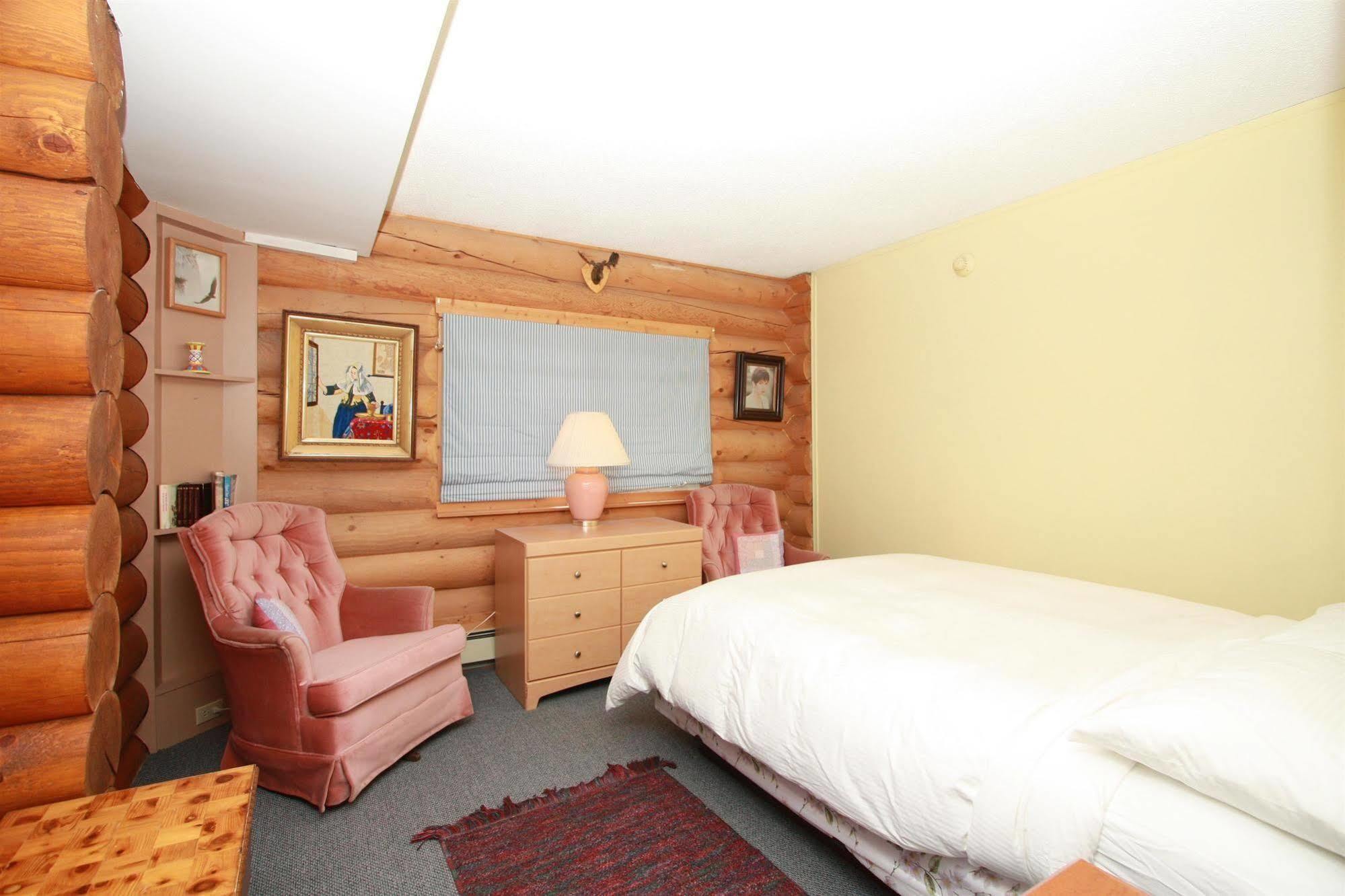 Whitewater Lodge Голдън Екстериор снимка