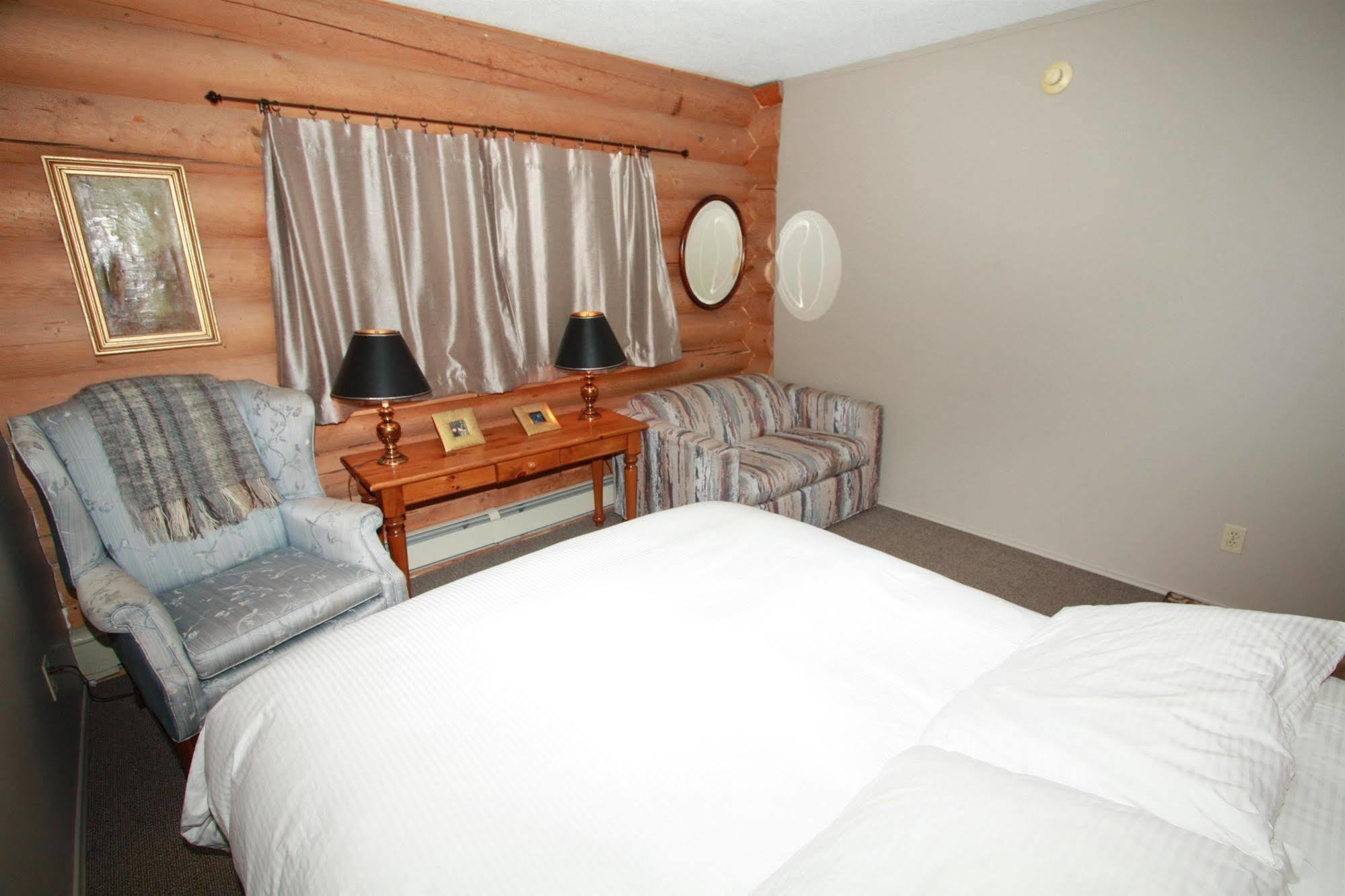 Whitewater Lodge Голдън Екстериор снимка