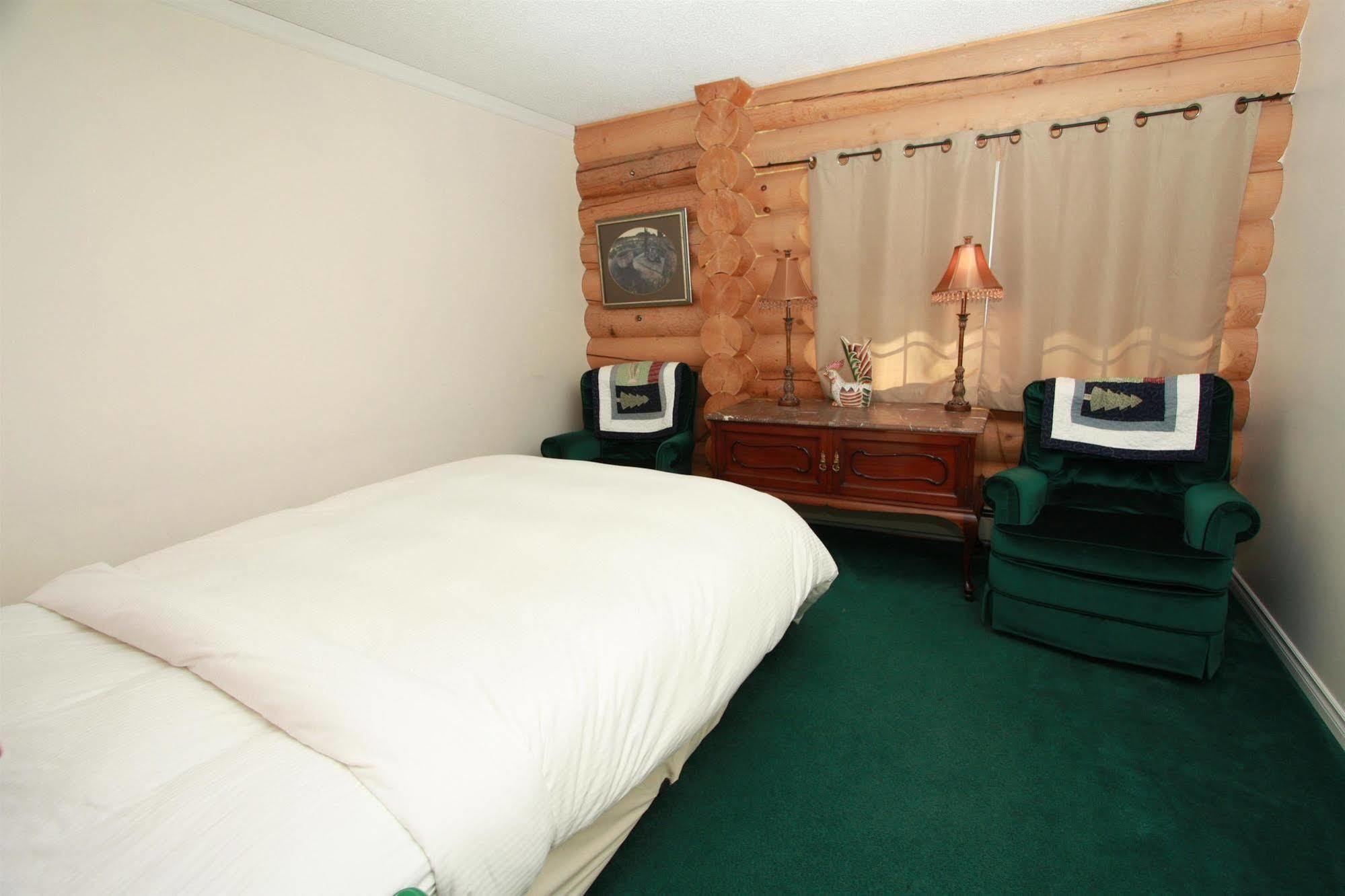 Whitewater Lodge Голдън Екстериор снимка